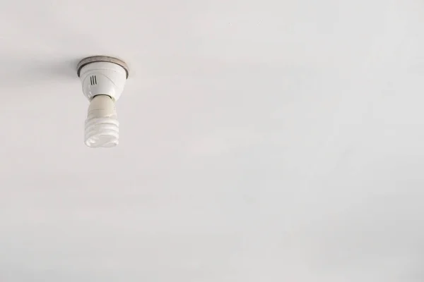 Лампочка на білій стелі — стокове фото
