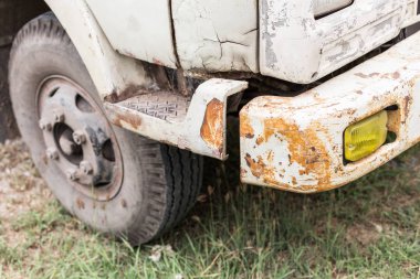 Eski ve paslı kamyonlar 