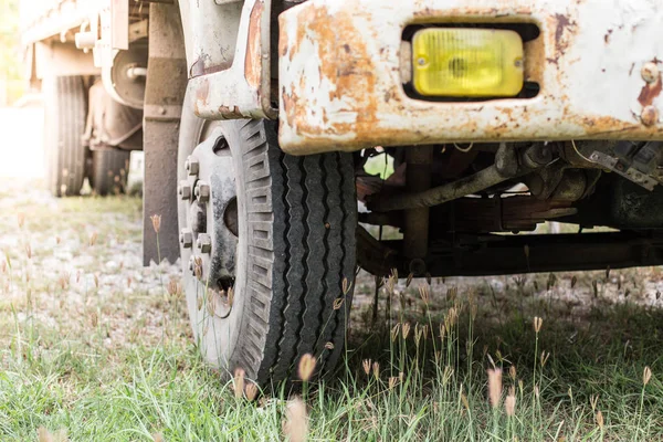 Eski ve paslı kamyonlar 