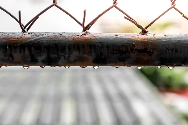 오래 된 철골에 물방울이 맺히는 모습 — 스톡 사진