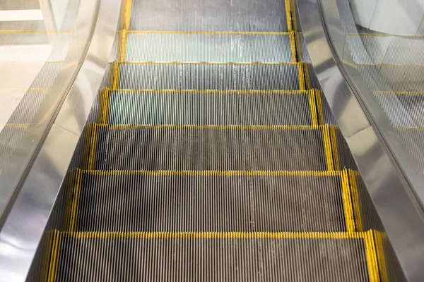 Escalera mecánica en la estación de tren del cielo — Foto de Stock