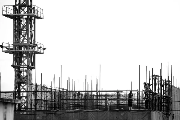 İşçilerin siyah ve beyaz inşaatı üzerinde çalışıyor — Stok fotoğraf
