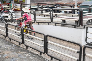 İnsanlar engelliler için rampadan bisiklet sürüklüyorlar.