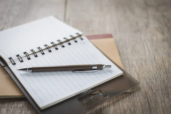 Enfoque selectivo de lápiz, cuaderno, vasos sobre la mesa —  Fotos de Stock