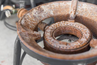 Eski ve paslı gaz ocağının ucunu kapat