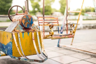 Çocuk parkındaki eski oyuncakların seçici odağı