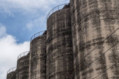 Mavi gökyüzündeki eski fabrika binaları