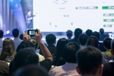 Katılımcılar seminer odasında akıllı telefon fotoğrafçılığı kullanıyorlar