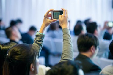 Katılımcılar seminer odasında akıllı telefon fotoğrafçılığı kullanıyorlar
