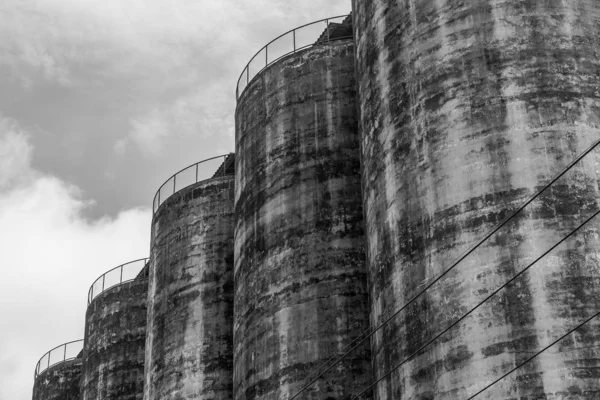 Preto e branco de edifícios antigos da fábrica no céu azul — Fotografia de Stock