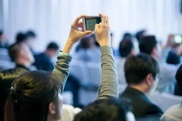 Les participants utilisent la photographie sur smartphone dans la salle de séminaire — Photo
