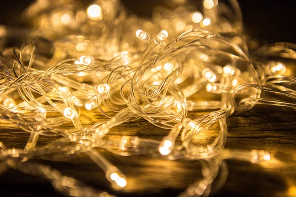 Ahşap zeminde, güzel ve sıcak ışıkların olduğu yeri kapatın.