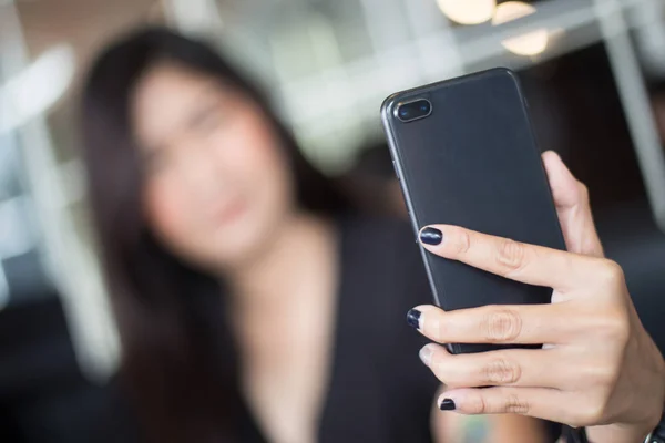 Enfoque selectivo de la mujer sosteniendo teléfono inteligente para Selfie — Foto de Stock