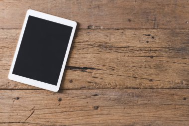 Kalem, defter, gözlük, tablet ahşap masa ve c 'nin üst görünümü