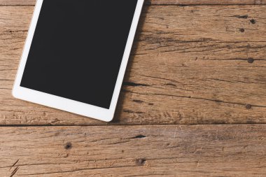 Kalem, defter, gözlük, tablet ahşap masa ve c 'nin üst görünümü