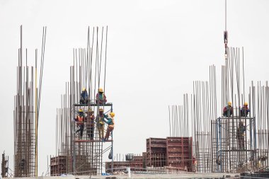 İşçiler yapı inşaatı üzerinde çalışıyorlar