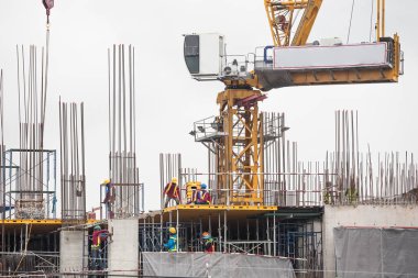 İşçiler yapı inşaatı üzerinde çalışıyorlar