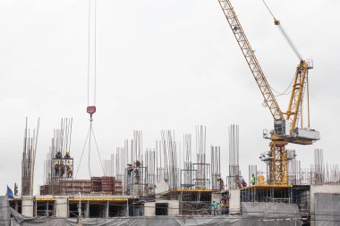 İşçiler yapı inşaatı üzerinde çalışıyorlar