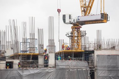 İşçiler yapı inşaatı üzerinde çalışıyorlar