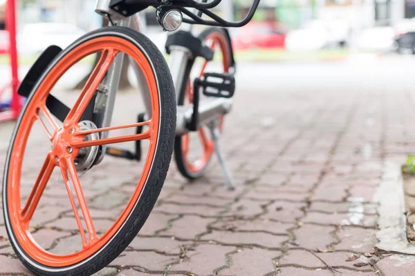 Enfoque selectivo del estacionamiento de bicicletas en la acera — Foto de Stock