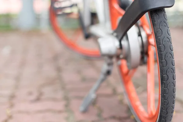 Enfoque selectivo del estacionamiento de bicicletas en la acera — Foto de Stock