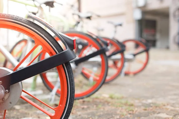 Enfoque selectivo del estacionamiento de bicicletas en la acera — Foto de Stock