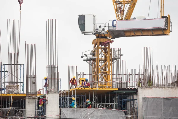 İşçiler yapı inşaatı üzerinde çalışıyorlar