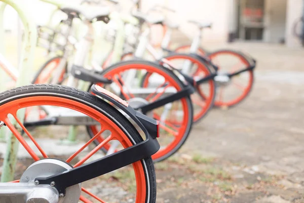 Enfoque selectivo del estacionamiento de bicicletas en la acera — Foto de Stock