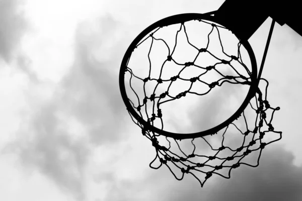 Preto e branco de arco de basquete velho no fundo do céu e clo — Fotografia de Stock