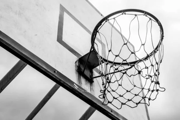 Černá a bílá na Staré basketbalové obruče na pozadí oblohy a clo — Stock fotografie