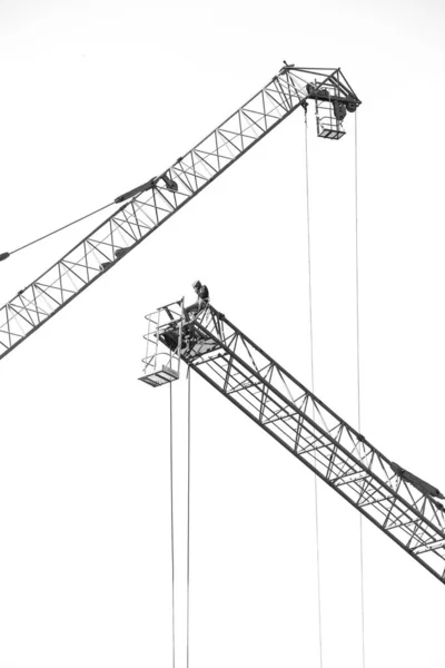 Black and white of Workers on a large construction crane on whit — Stock Photo, Image