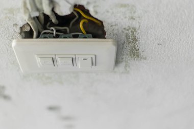 Kirli duvar arkaplanına takılan Eski düğmenin seçmeli odağı