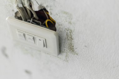 Kirli duvar arkaplanına takılan Eski düğmenin seçmeli odağı