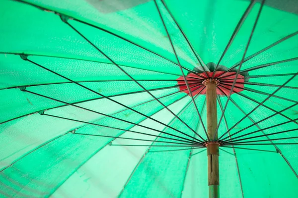 Sob o fundo textura guarda-chuva verde — Fotografia de Stock