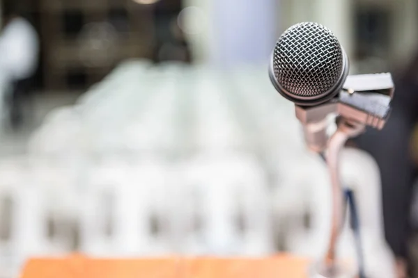 Microphone dans la salle de séminaire — Photo