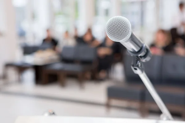 Microphone sur le podium funéraire et les personnes portant du noir dans le — Photo