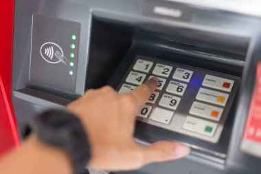 ATM 'ye El ve Klavyenin Seçici Odaklanması 
