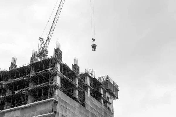 建設中の建物上のクレーンの黒と白 — ストック写真