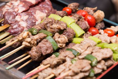 Büfenin tepsisinde barbekü.