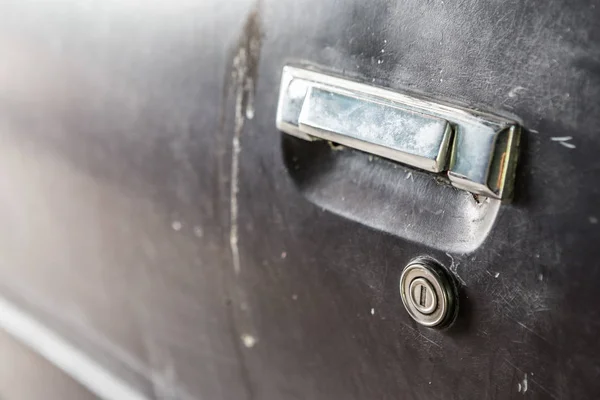 Fechar a maçaneta da porta do carro velho — Fotografia de Stock