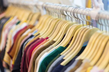 Elbise rafında renkli tişört