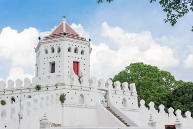 Phra Sumen Kalesi mavi gökyüzü arka planı