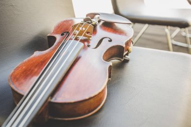 Kemanın seçici odak noktası müzisyen sandalyesi