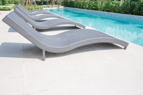 Güneş pansiyonları ve güzel yüzme havuzu.