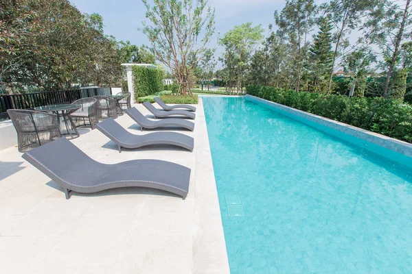 Chaises longues et belle piscine — Photo