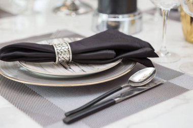 Gümüşleri ve brassware 'yi lüks yemek masasına koyun.