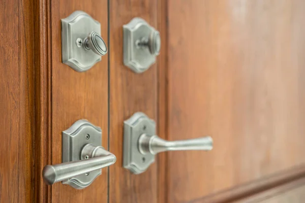 Выбор ручек дверей класса люкс на деревянных дверях — стоковое фото
