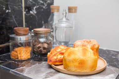 Marble Kitchen Masasında Ev Yapımı Fırın ve Bisküvi Kasesi