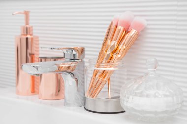 Lüks banyodaki lavaboda cilt bakımı