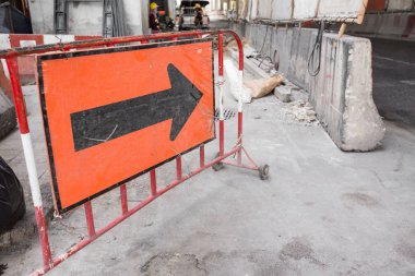 İnşaat alanında ok sembolü saptırma
